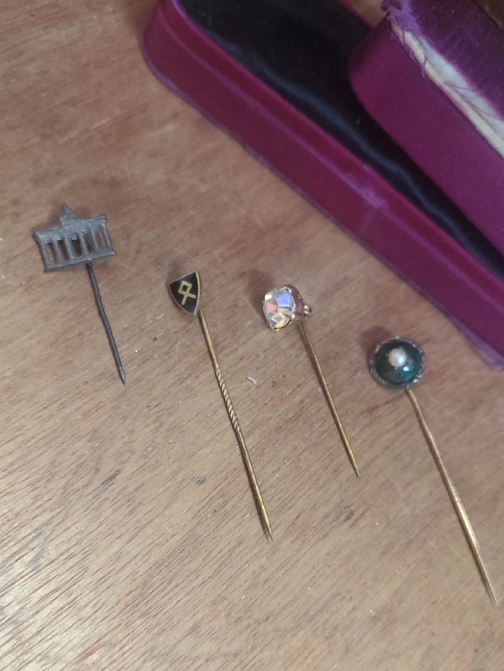 4 VINTAGE HATPINS W/ Box